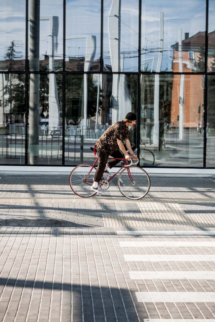 Chico en bicicleta con seguro de bicicleta
